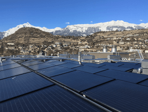 photo-installation-panneaux-solaires-photovoltaique-thermique-DualSun-immeuble-cabinet-medical-Suisse-3