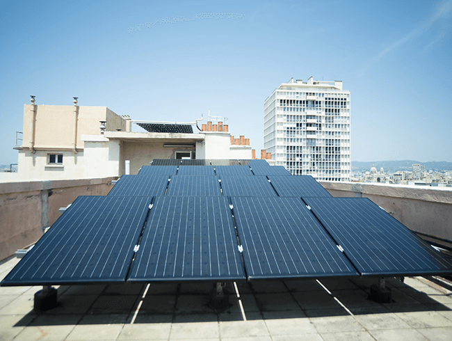 photo-installation-panneaux-solaires-thermiques-photovoltaiques-immeuble-Marseille-1